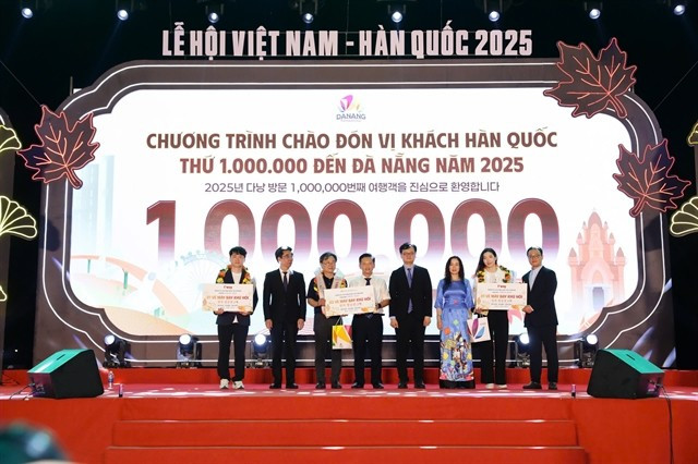 Da Nang holds a ceremony to welcome the one millionth Korean visitor in the city in 2025. (Photo courtesy of Da Nang's Tourism Promotion Centre)