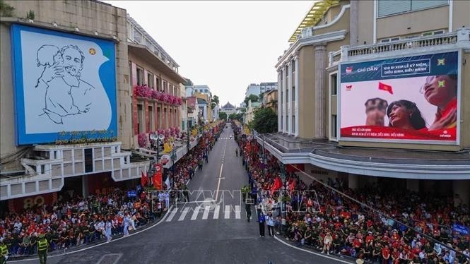 People gather at the Trang Tien intersection in Hanoi to watch the National Day parade rehearsal on August 30. (Photo: VNA) 