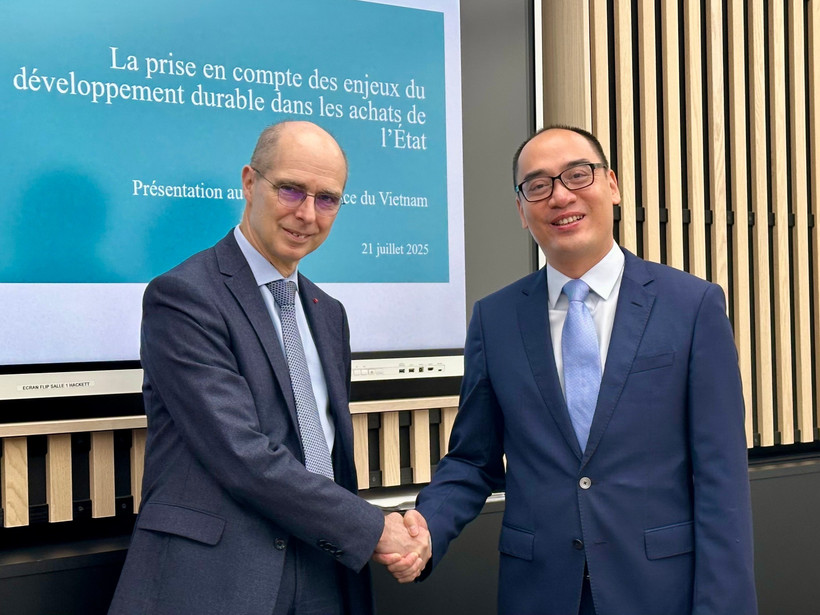 Jean-Yves Bertucci, President of the Court’s Litigation Chamber (left) and Deputy Auditor General the State Audit Office of Vietnam Bui Quoc Dung. (Photo: VNA)