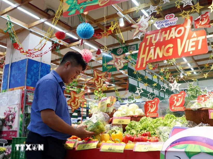 A consumer shops for Vietnamese goods at Co.opmart Ca Mau supermarket. (Photo: VNA)