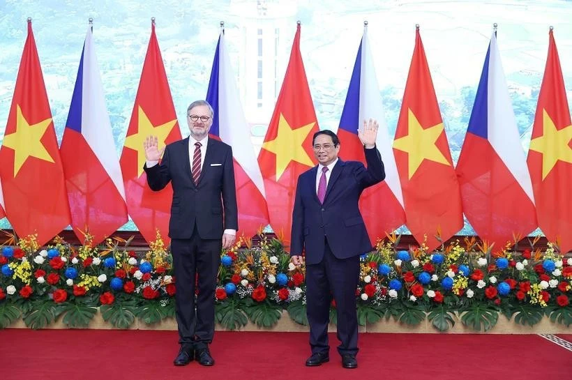 Prime Minister Pham Minh Chinh (R) and his Czech counterpart Petr Fiala pose for a photo (Photo: VNA)