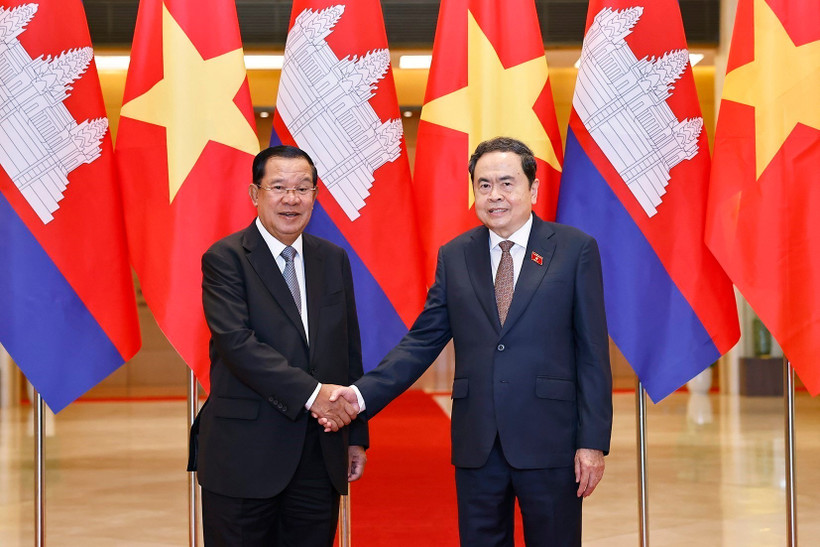 NA Chairman Tran Thanh Man (R) and CPP President and Senate President Hun Sen (Photo: VNA)
