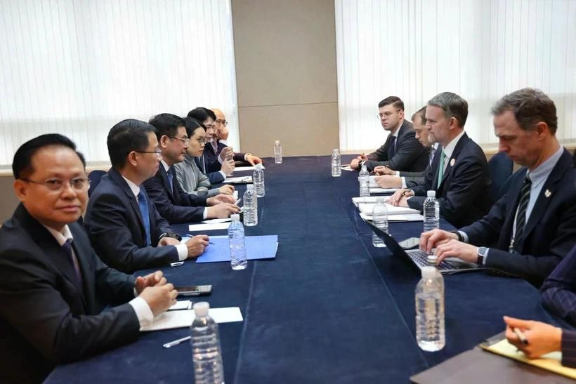 Ministerial-level negotiation session between Vietnamese Minister of Industry and Trade Nguyen Hong Dien and US Trade Representative Jamieson Greer (Photo: VNA)