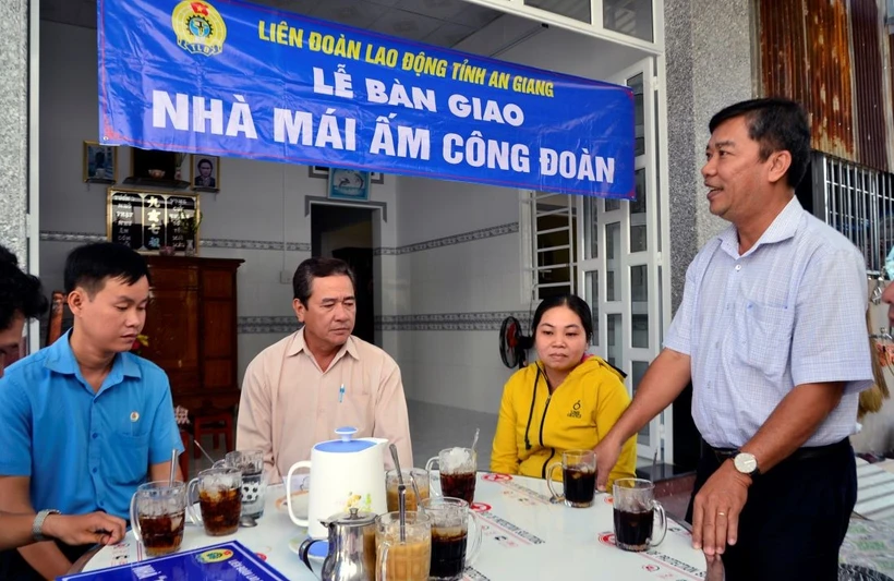 At a housing transfer ceremony (Photo: laodong.vn)