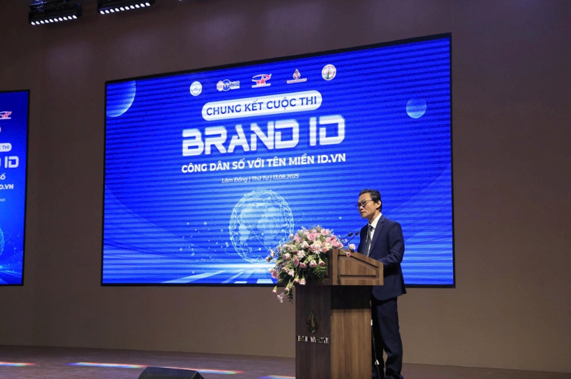 Do Quang Trung, head of the Vietnam Internet Network Information Centre's branch, delivers the opening speech at the final round of the website design competition “BrandID – Digital citizens with the id.vn domain.” (Photo: Ministry of Science and Technology)