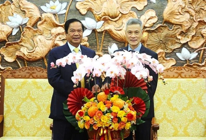 General Kun Kim presents flowers to Vietnamese Ambassador Nguyen Minh Vu (R) (Photo: VNA)