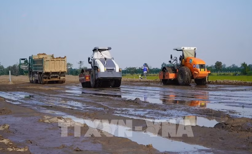 Work is underway at the Cao Lanh-An Phu expressway project in the southern province of Dong Thap. (Photo: VNA)