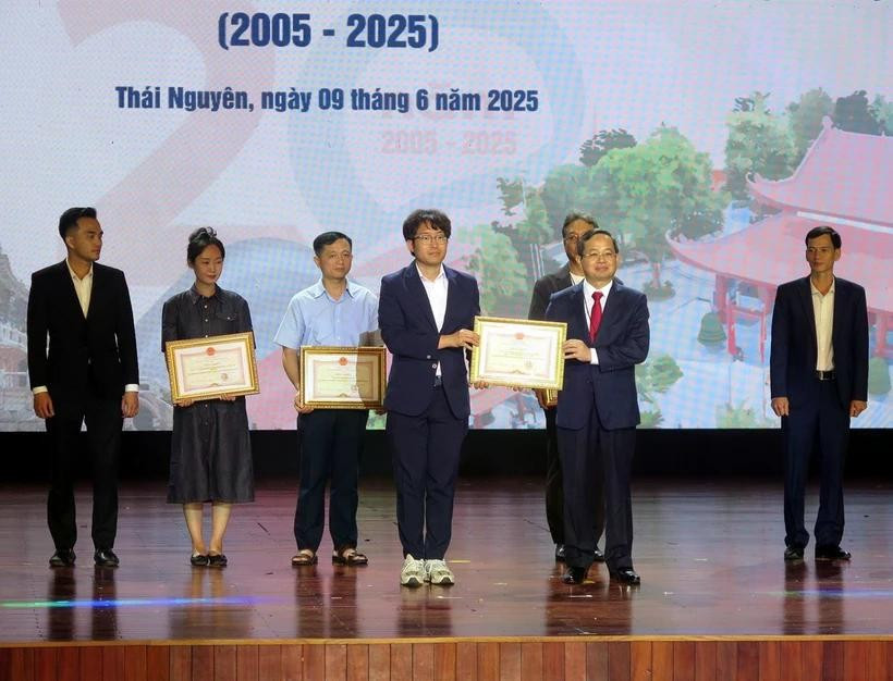 During the celebration programme, the Thai Nguyen People’s Committee presented certificates of merit to 12 collectives and individuals for their outstanding contributions to the bilateral relations. (Photo: VNA)