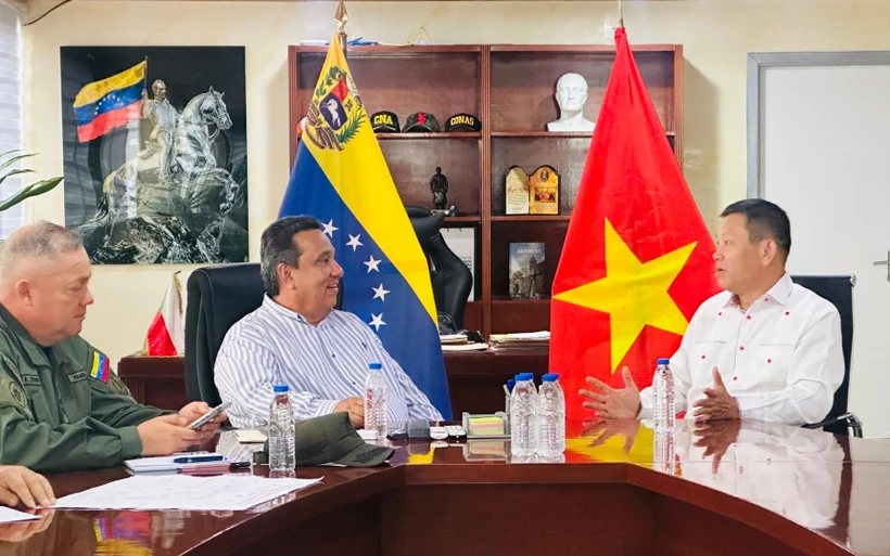 Vietnamese Ambassador to Venezuela Vu Trung My (R) meets with Governor of Trujillo State Gerardo Marquez. (Photo: VNA)