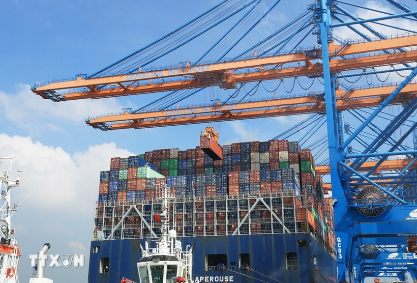 Unloading containers onto ships at Gemalink International Port (Photo: VNA)