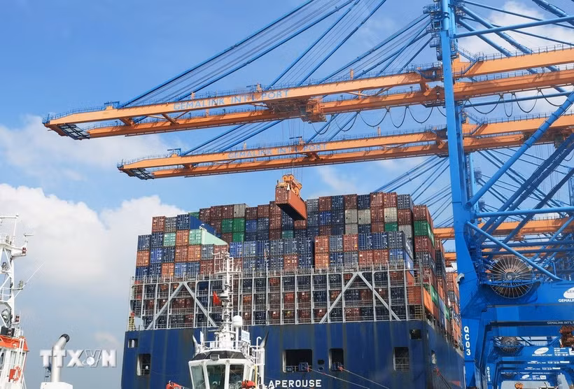 Unloading containers onto ships at Gemalink International Port (Photo: VNA)