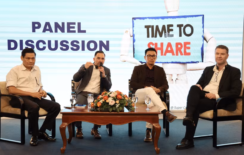 Experts share cost-saving solutions for businesses at the panel discussion (Photo: VNA)