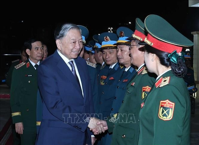 Party General Secretary To Lam visits officers and soldiers of the Ministry of National Defence and the Air Defense - Air Force Service (Photo: VNA)