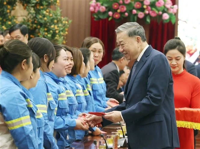 Party General Secretary To Lam presents luckey money to workers of Hanoi (Photo: VNA)