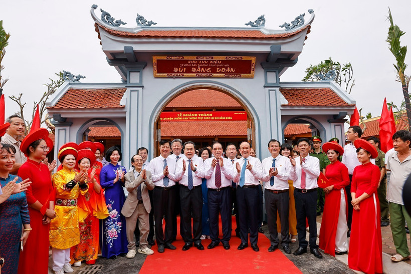 NA Chairman Tran Thanh Man and delegates at the memorial site. (Photo: VNA)