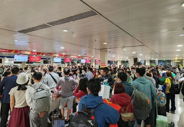 Passengers queue to check in at the Tan Son Nhat International Airport. (Photo: VNA)