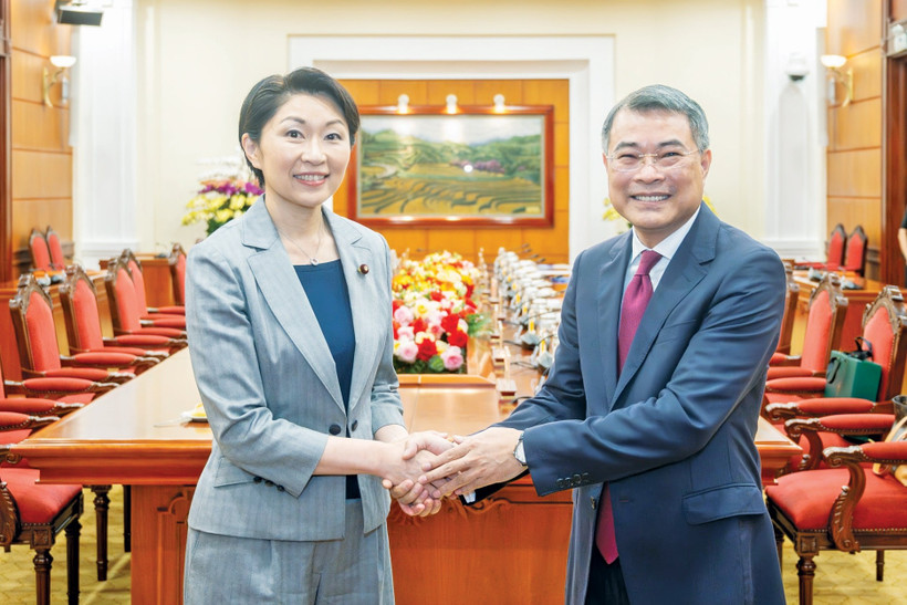 Politburo member, Secretary of the Party Central Committee, and head of the committee’s Organisation Commission Le Minh Hung (R) and Chairwoman of the Japan-Vietnam Parliamentary Friendship Alliance Obuchi Yuko (Photo: daibieunhandan.vn)