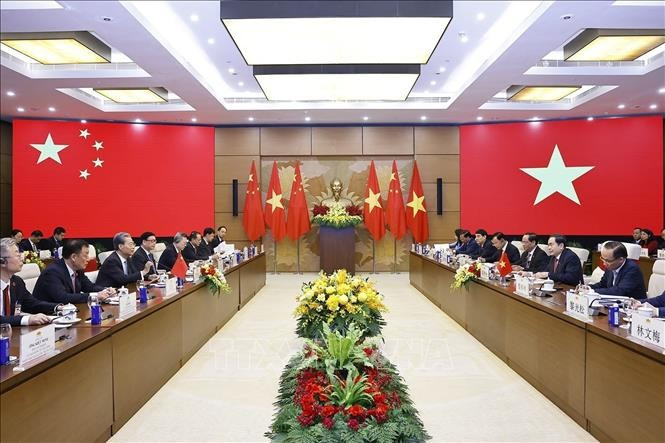 Vietnamese National Assembly Chairman Tran Thanh Man (second, right) holds talks with Chairman of the Standing Committee of the National People’s Congress (NPC) of China Zhao Leji. (Photo: VNA)