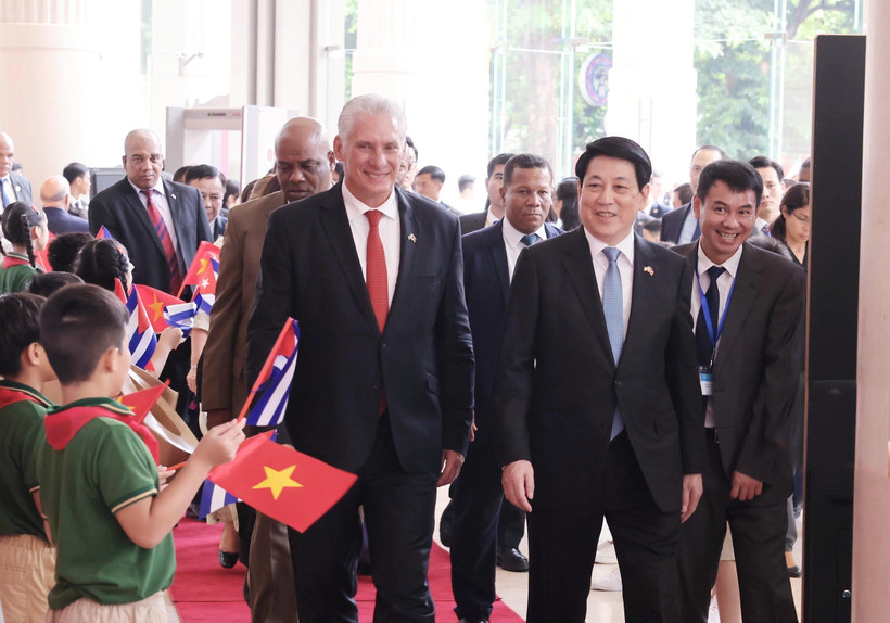 State President Luong Cuong (R) and First Secretary of the Communist Party of Cuba Central Committee and President of Cuba Miguel Díaz-Canel Bermúdez at the ceremony in Hanoi on September 1. (Photo: VNA)