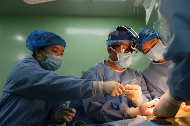 Medical staff react after successfully performing a liver transplant on a 30-month-old child at the National Children's Hospital. (Photo: VNA)