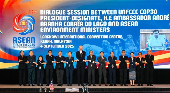 ASEAN environment ministers and Ambassador André Aranha Corrêa do Lago, President-designate of the 30th United Nations Climate Change Conference (COP30), pose for a photo (Photo: VNA)