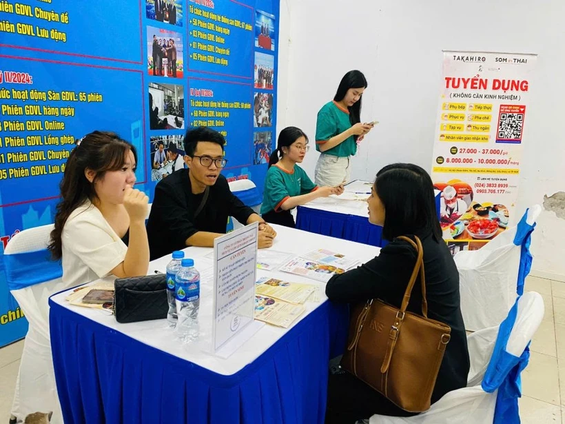 Demand for professionals in technology, AI, and digital skills is no longer limited to the IT sector but is expanding into retail, finance, and manufacturing (Photo: laodong.vn)