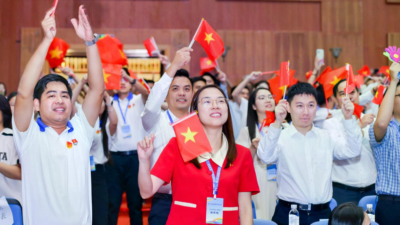 Vietnamese, Chinese representatives at an activity within the 23rd Vietnam-China youth friendship meeting. (Photo: VNA)