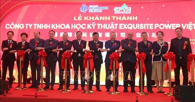 Delegates cut ribbons to inaugurate a Lithium-Ion and Ni-MH battery production facility in Nam Dinh Vu Industrial Park, the northern port city of Hai Phong. (Photo: VNA)