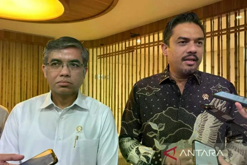 Manpower Minister Yassierli (left) and MSMEs Minister Maman Abdurrahman deliver press statements at the latter's office in Jakarta on January 31. (Photo: ANTARA) 