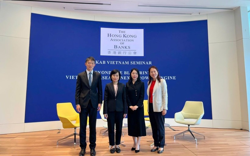 Vietnamese Consul General in Hong Kong Le Duc Hanh (second, left) and other delegates at the seminar (Photo: VNA)