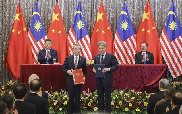 Malaysian Prime Minister Anwar Ibrahim and Chinese top leader Xi Jinping witnessed the exchange of 31 memoranda of understanding (MOUs) and documents covering various sectors of cooperation between the two countries, including trade services, digital economy, artificial intelligence (AI), and tourism. (Photo: XINHUA/VNA)