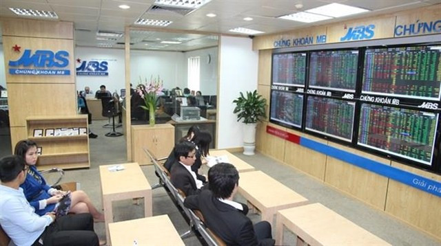 Investors track the market's movements on a trading floor of MB Securities. (Photo: VNA)