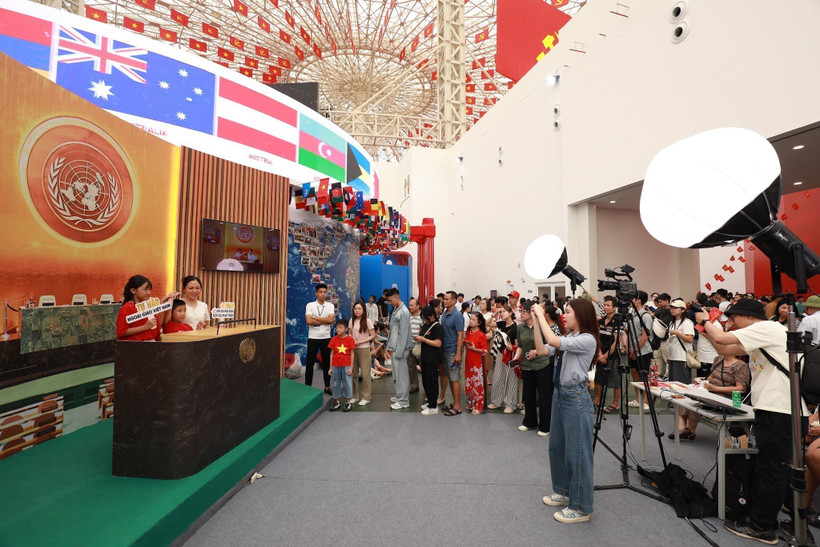 The Ministry of Foreign Affairs' booth draws visitors (Photo: VNA)