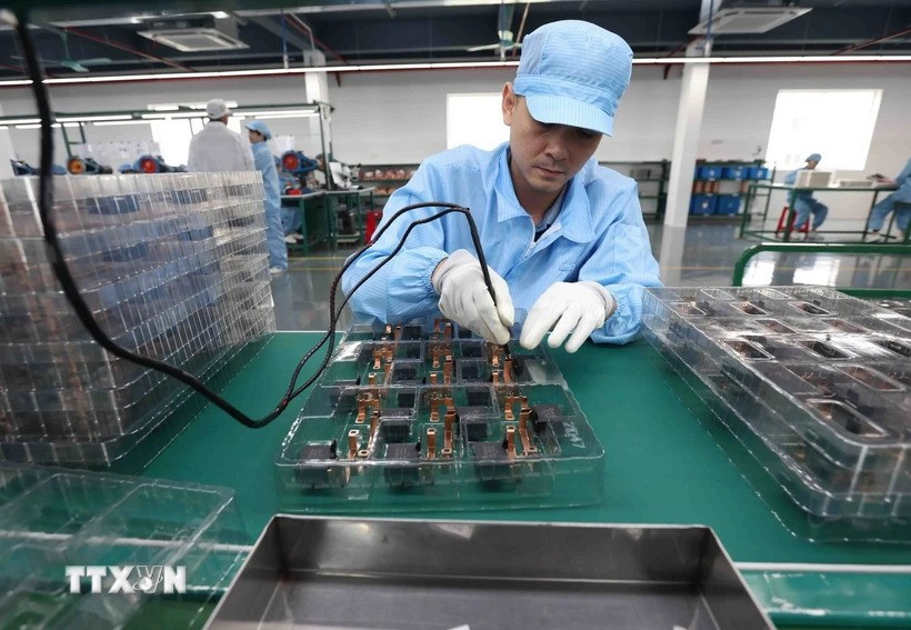 Manufacturing electronic spare parts in Hue city (Photo: VNA)