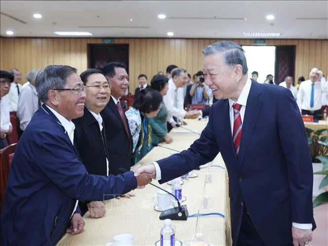 Party General Secretary To Lam (R) hosts former Party and State leaders and veteran officials, as well as outstanding intellectuals, scientists, and artists from southern provinces and cities on January 9. (Photo: VNA)