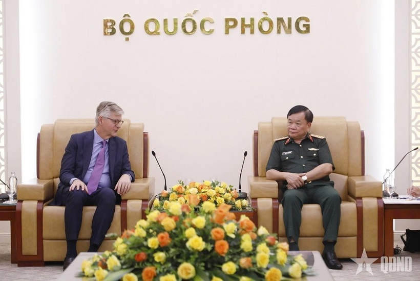 Sen. Lieu. Gen. Hoang Xuan Chien (right), Deputy Minister of National Defence, receives UN Under-Secretary General Jean-Pierre Lacroix in Hanoi on June 13 (Photo: qdnd.vn)