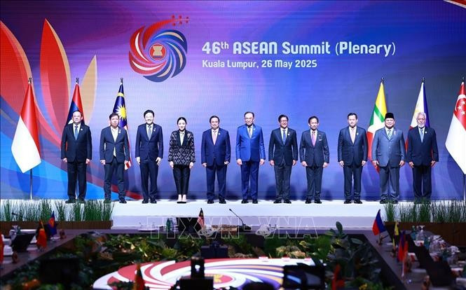 PM Pham Minh Chinh (5th from left) and heads of delegation at the opening of the 46th ASEAN Summit. (Photo: VNA)