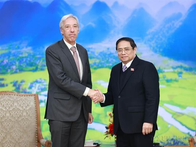 PM Pham Minh Chinh (R) and Portuguese Foreign Minister Joao Gomes Cravinho (Photo: VNA)