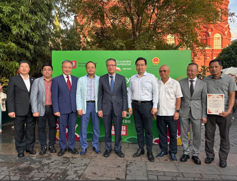 Vietnamese Ambassador Dang Minh Khoi (centre) commends the Moscow authority, as well as the Vietnamese community in the country, sponsors, and volunteers for their unity and contributions to the event’s success. (Photo: VNA)