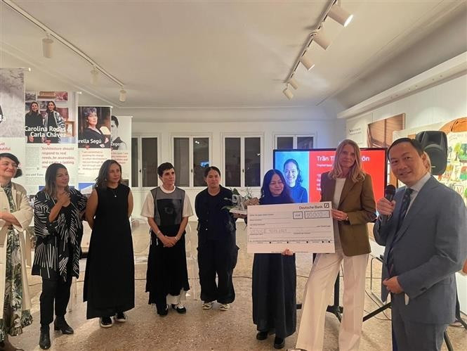 Architect Tran Thi Ngu Ngon receives DIVIA 2025 award (Photo: VNA)