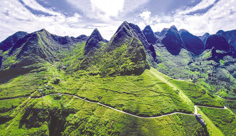 A view of Ma Pi Leng Pass located in Dong Van Karst Plateau Global Geopark (Source: baodautu.vn)