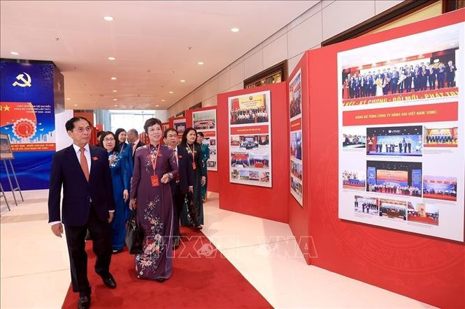 Deputy Prime Minister Bui Thanh Son and delegates visit the photo exhibition within the first Congress of the Government's Party Organisation on October 12. (Photo: VNA)