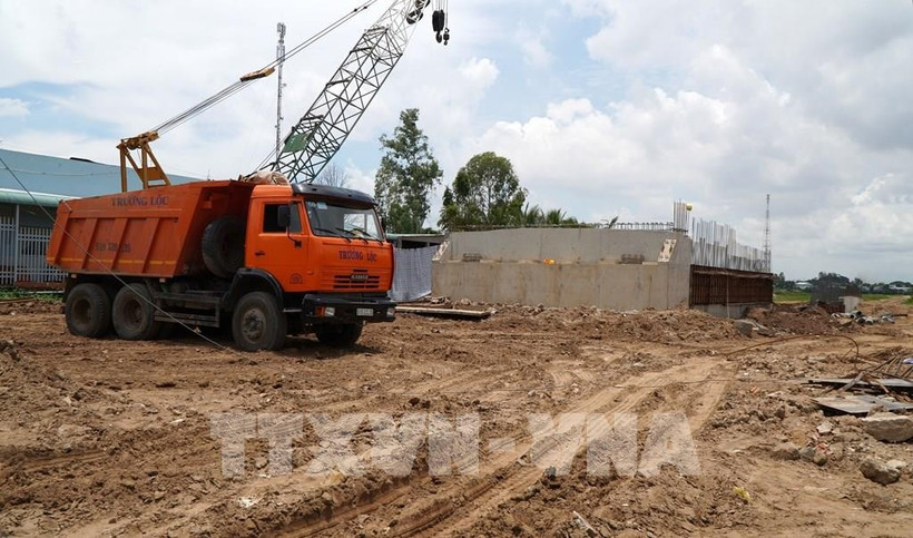 Work on the project to upgrade Road DT841 in Dong Thap province. (Photo: VNA)
