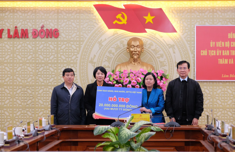 President of the Vietnam Fatherland Front (VFF) Central Committee Bui Thi Minh Hoai (second, right) hands over 20 billion VND to Lam Dong province to overcome damage caused by natural disasters. (Photo: VNA)