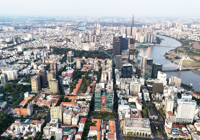 According to global property consultancy Jones Lang LaSalle, announced M&A deals reached a total value of around 2.4 billion USD in the first 11 months of 2025, signalling a clear recovery in market activity. (Photo: VNA)