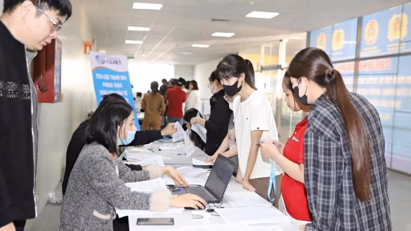 Workers in Bac Ninh province receive health check-ups. (Photo: daibieunhandan.vn)