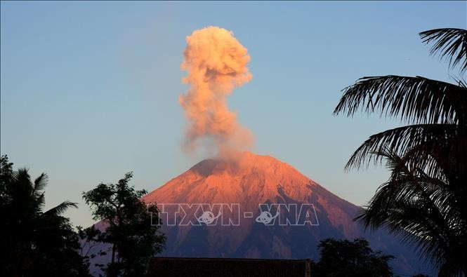Ash erupts from Mount Semeru, seen from Lumajang, East Java, Indonesia. (File Photo: Xinhua/VNA)