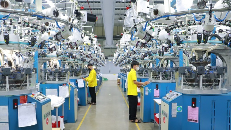 Production underway at Bangjie Knitting (Vietnam) Company Limited in the Pho Noi textile and garment industrial park, Hung Yen province. (Photo: nhandan.vn)