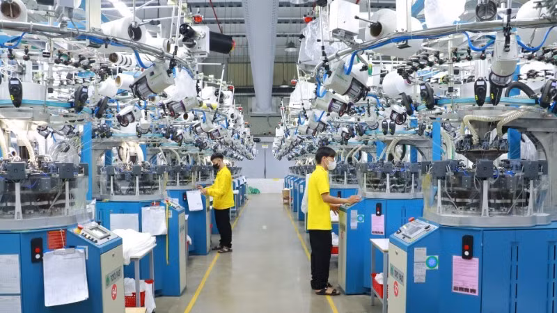 Production underway at Bangjie Knitting (Vietnam) Company Limited in the Pho Noi textile and garment industrial park, Hung Yen province. (Photo: nhandan.vn)