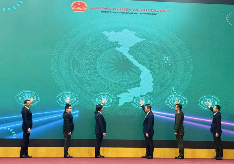 Officials mark the launch of the farm produce traceability system. (Photo: kinhtedothi.vn)